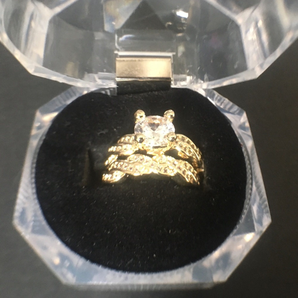 NWT. Wedding Ring Set